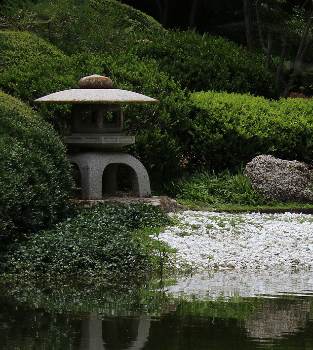 Japanese lantern garden cameo by d Bossarte via Pixabay